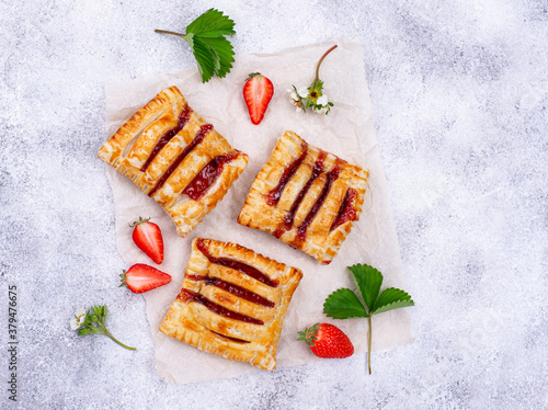 Bild auf Leinwand Sweet puff pastry cakes with strawberry