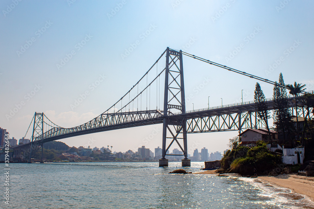 Céu azul em  Florianópolis e o seu símbolo a Ponte Hercílio Luz, do estado de Santa Catarina, Brasil,  florianopolis, floripa