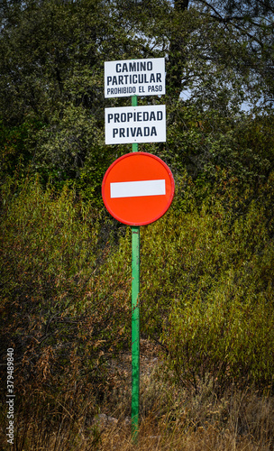 Schilderij op canvas Sign of private property in the countryside, Ciudad Real, Spain