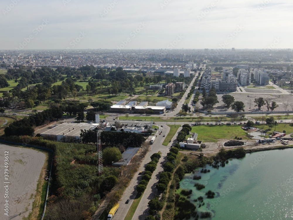 Vista aérea desde un dron de una ciudad,  en una  zona del parque y lagos.