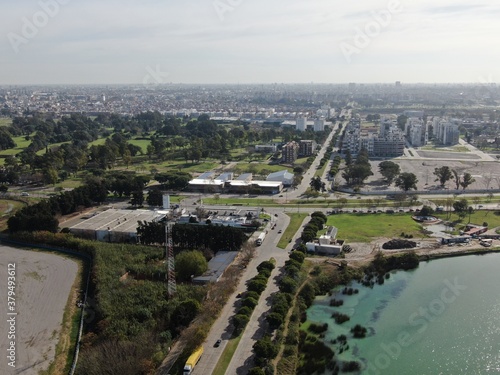 Vista aérea desde un dron de una ciudad, en una zona del parque y lagos.
