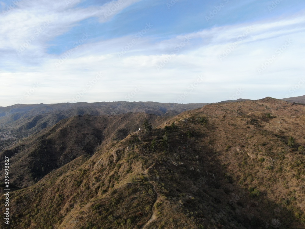 Vista aérea panorámica de una cadena montañosa a 1250 metros.