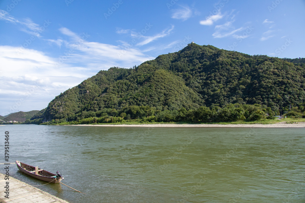 小舟が浮かぶ長良川　背景に金華山　岐阜城