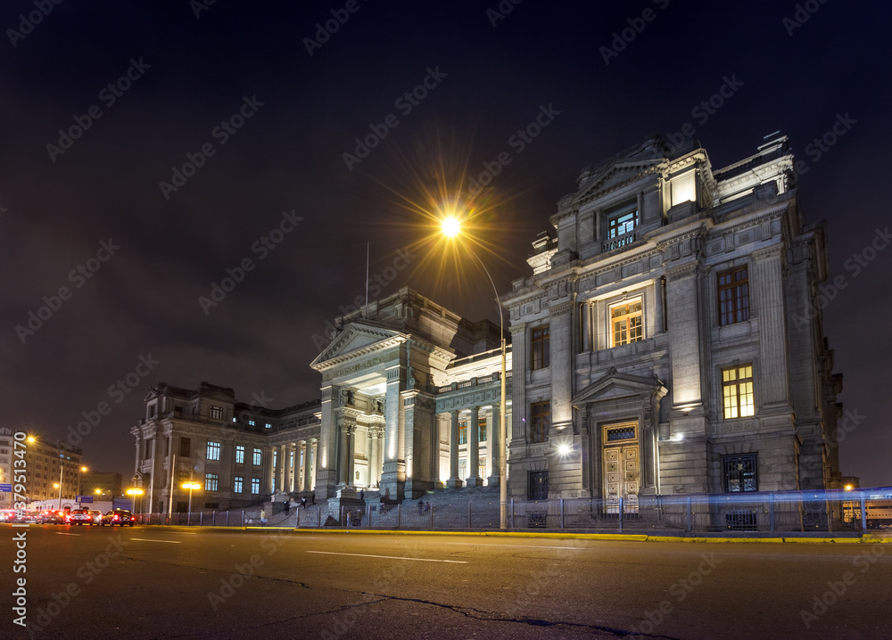 Obraz premium LIMA, PERU : Vista Nocturna del Palacio de Justicia