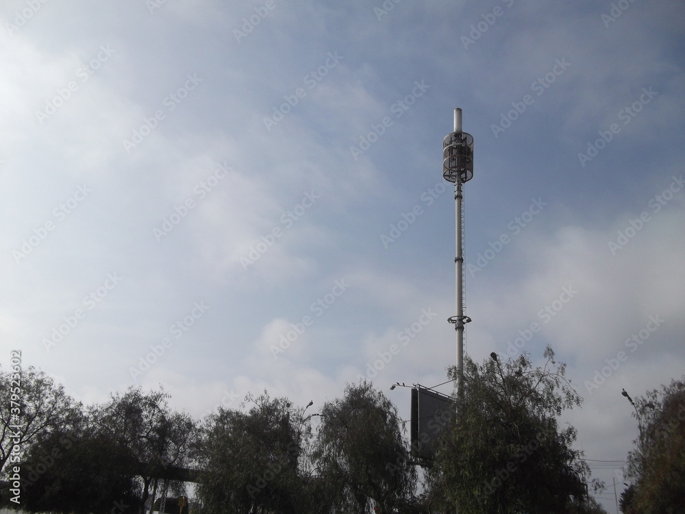 Obraz premium Antena de telecomunicaciones sobre árboles