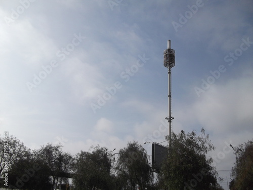 Wallpaper Mural Antena de telecomunicaciones sobre árboles Torontodigital.ca