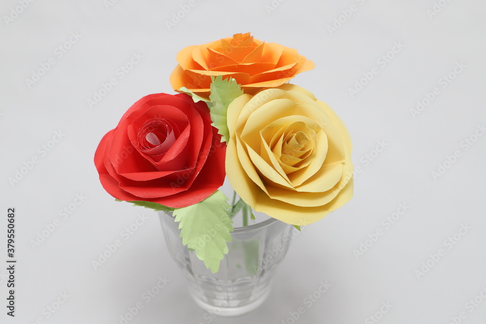 グラスに飾った折り紙で作ったバラの花 グラスに飾った折り紙で作ったバラの花