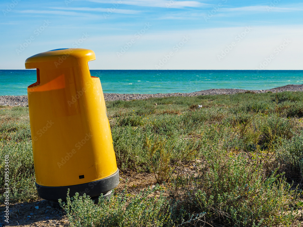 Naklejka premium Empty beach with trash can