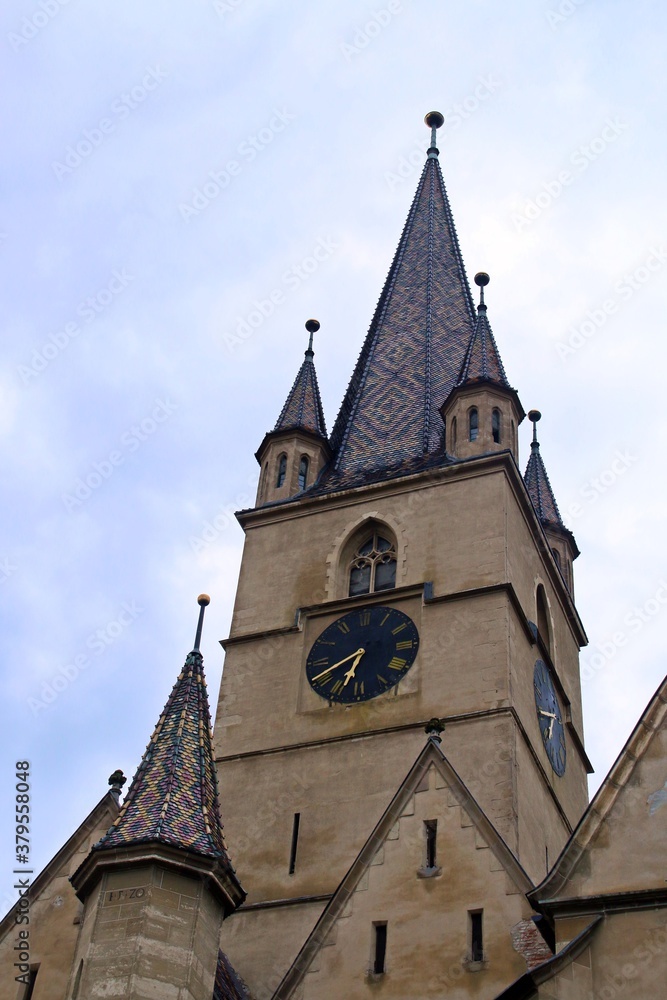 Campanario de la catedral luterana de Santa María en Sibiu, Rumanía.