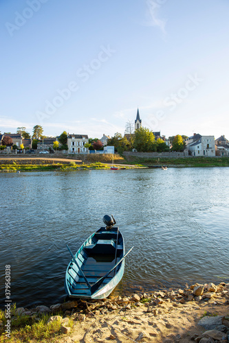 Barque en bord de Loire sur l'île de Chalonnes en Anjou. photo
