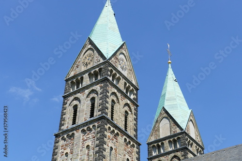 Rückansicht Kirchtürme der Sankt-Lambertus-Kirche in Kalterherberg / Eifel