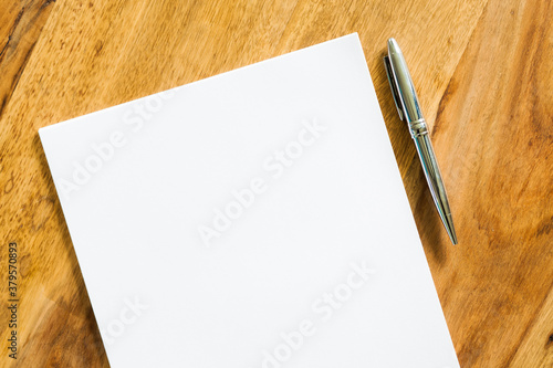 Blatt Papier auf Holztisch mit Stift