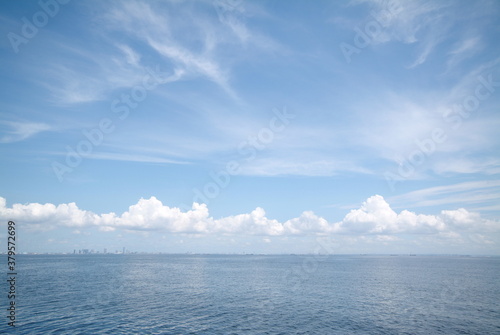 東京湾、夏の雲と海と空
