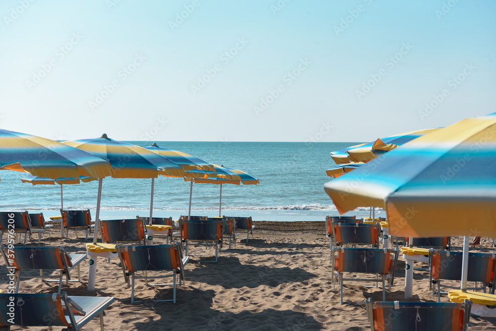 spiaggia lettini ombrellone sabbia mare 