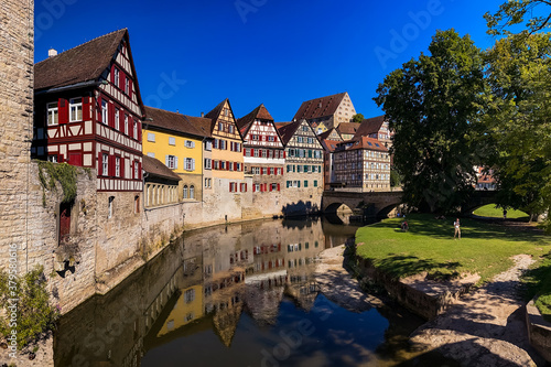 Die historische Altstadt von Schwäbisch Hall liegt am Kocher und zieht jedes Jahr eine Vielzahl an Besuchern an