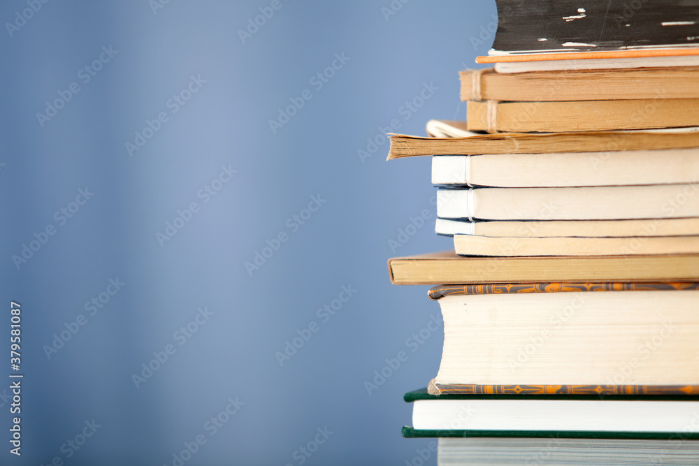 Fototapeta premium A stack of books in front of a blue background