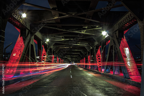 Larga exposicion en puente de acero con luces de coches