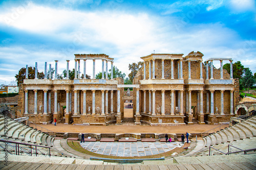 Teatro Romano de Merida, con escenario y columnas en vista frontal