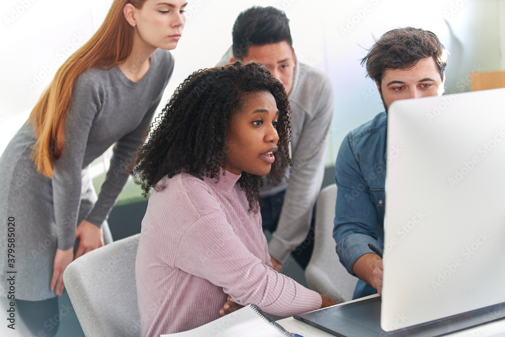 Fototapeta premium Multikulturelles Webdesigner Team am PC