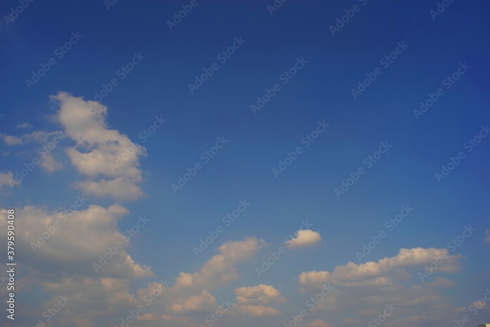 .......右上に余白のある構図の青空と雲 .......右上に余白のある構図の青空と雲