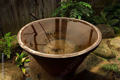 広島県・鞆の浦坪庭、水鉢に映る影 © Ken-Jiraud Jp