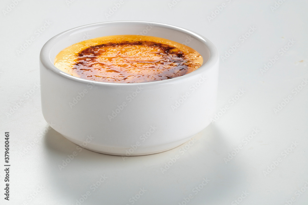 Crema catalana sobre fondo blanco. Catalan cream on white background Crema catalana sobre fondo blanco. Catalan cream on white background