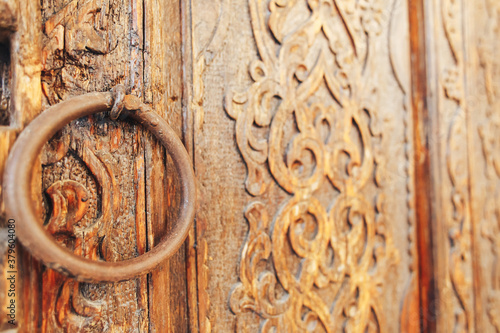 Obraz na plátně old carved gate with an iron ring instead of a handle