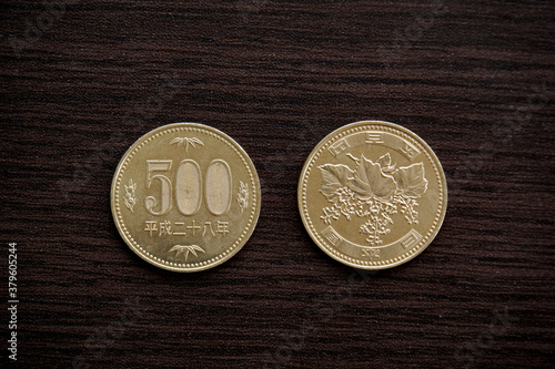 日本の500円玉硬貨の表と裏