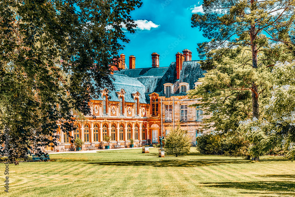 Obraz premium FONTAINEBLEAU, FRANCE- JULY 09, 2016 : Suburban Residence of the France Kings - beautiful Chateau Fontainebleau and surrounding his park.