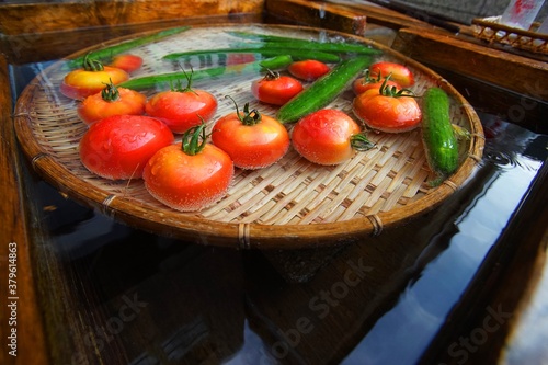 .......日本の郡上八幡の生活用水路で冷やされているトマトときゅうり