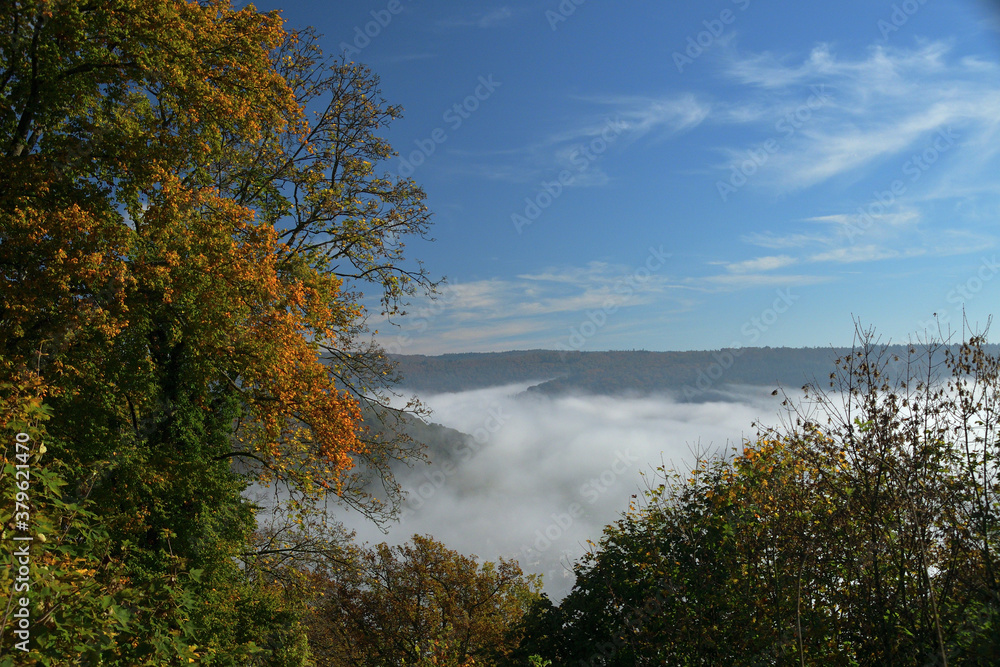 Blauer Himmel und Nebel über dem Neckartal im Herbst