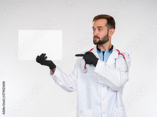 Doctor demonstrates white s...
