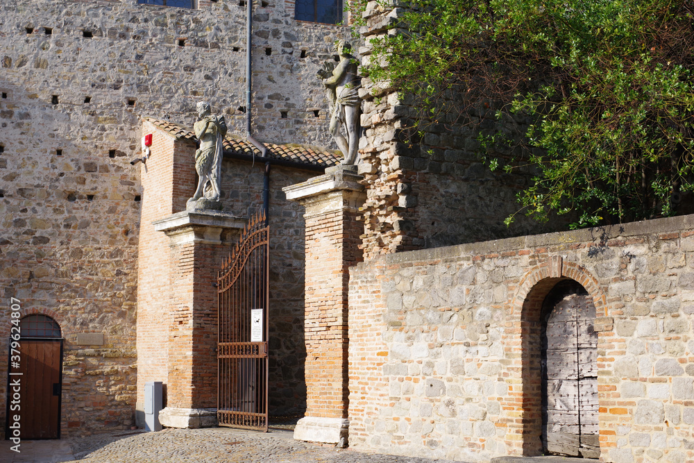 Fototapeta premium Entrée d'une villa surmontée de sculptures