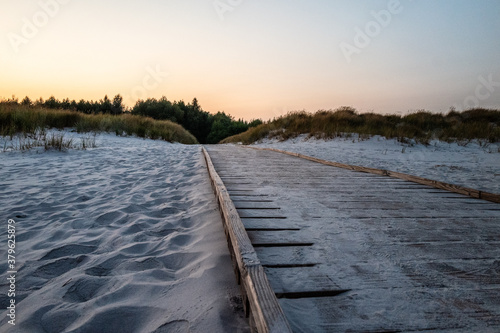 boardwalk to the beach © Dirk