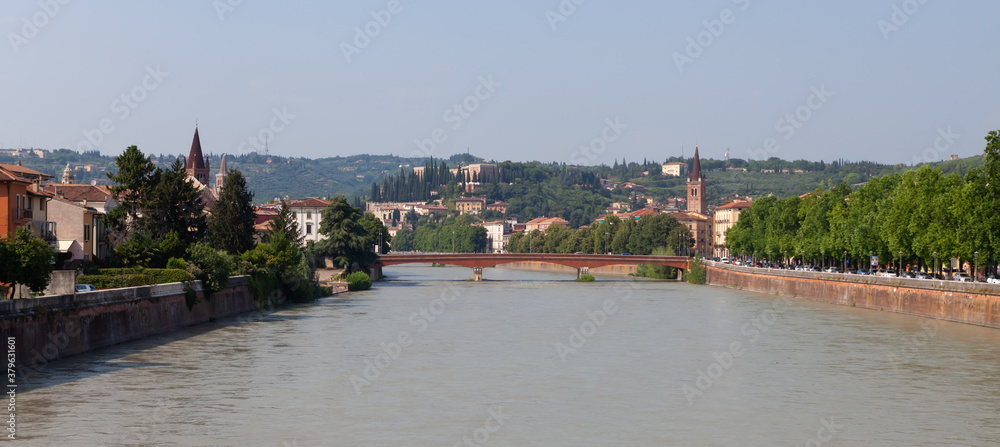 Obraz premium A panoramic cityscape view of Verona old town and the bridge over the Adige river.
