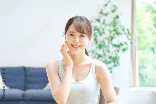Free Download 美容　笑顔の女性 - GFXLoad