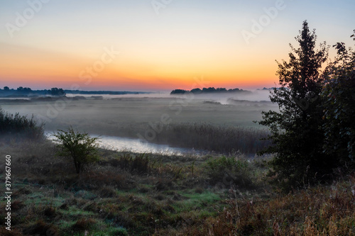 Dolina Górnej Narwi. Ostatni dzień lata. Paranek z mgłami, Podlasie, Polska © podlaski49