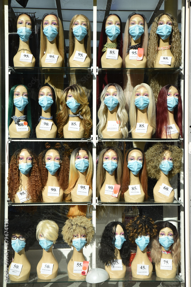 Fototapeta premium Mannequins mode féminine avec masques en vitrine