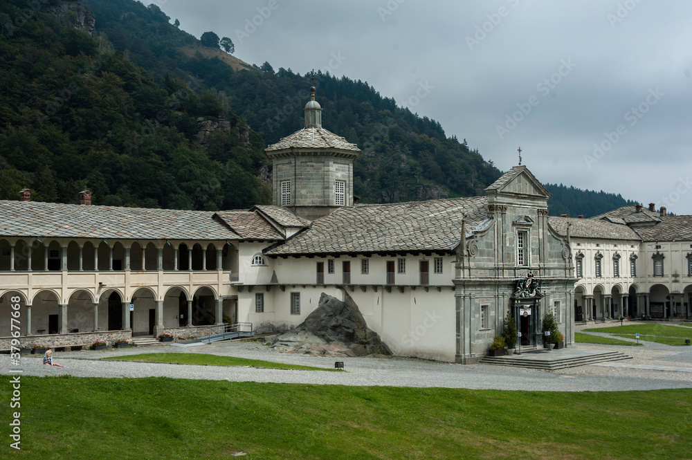 vista della basilica antica di oropa, biella, piemonte, italia
