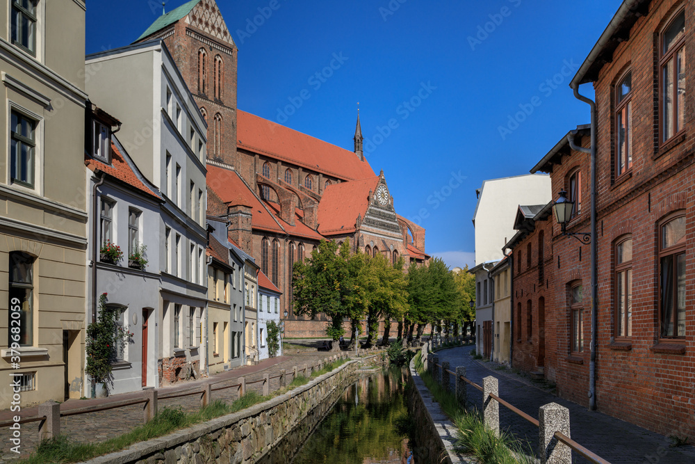 Wismar Altstadt mit Bach und St. Nikolaikirche