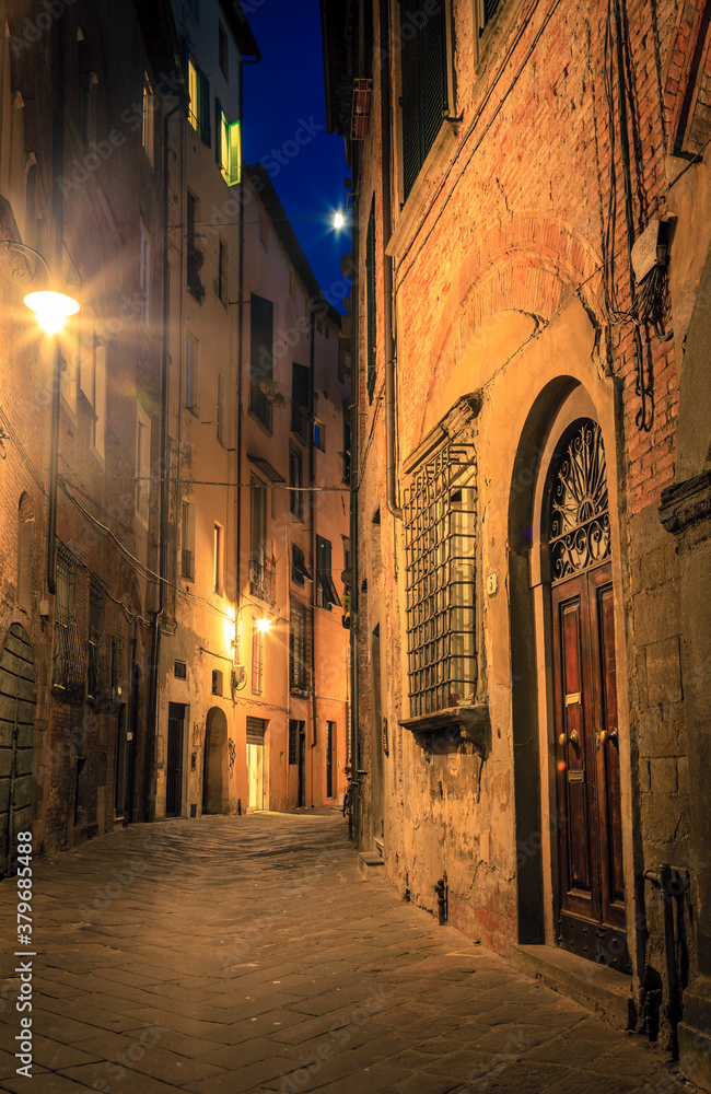 Fototapeta premium A street in Lucca, Italy