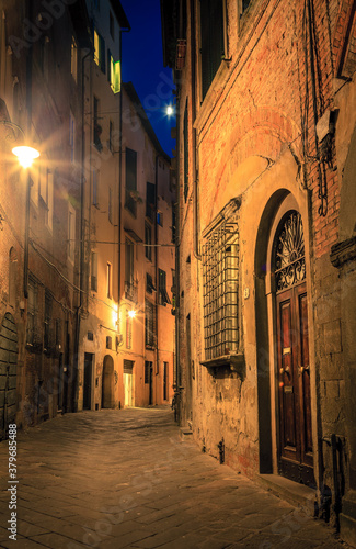 Fototapeta Naklejka Na Ścianę i Meble -  A street in Lucca, Italy