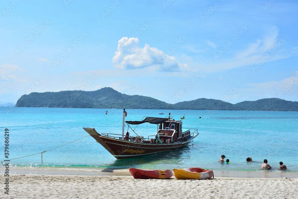 Fototapeta premium boat on the beach