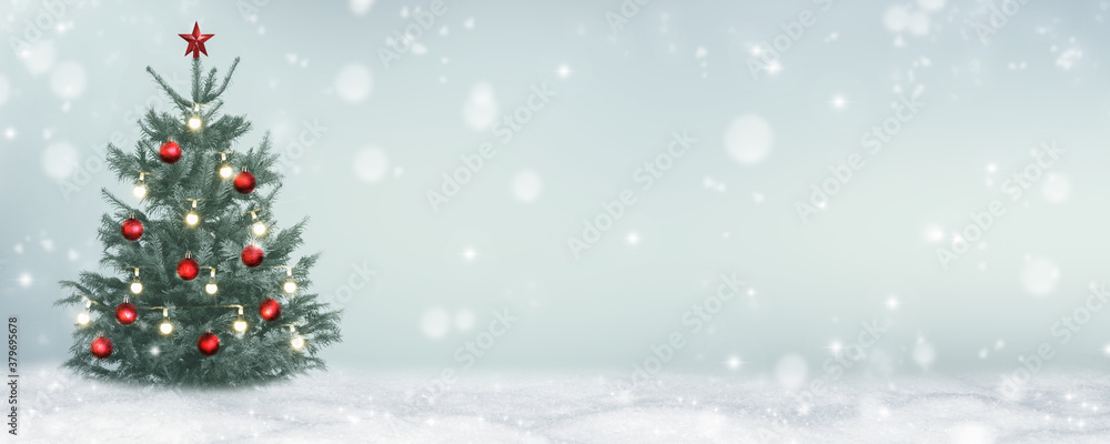 geschmückte weihnachtstanne in abstrakter schneelandschaft