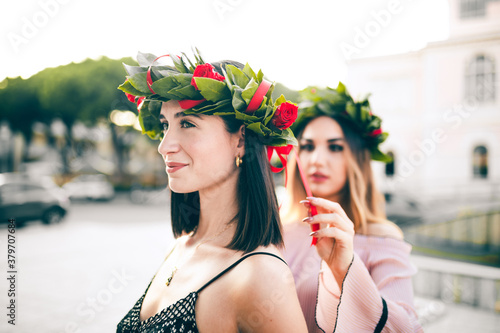 Ragazza con corona di alloro per la laurea in testa photo