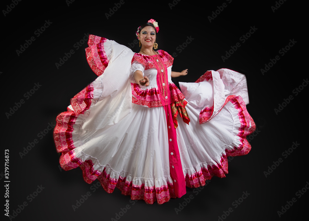 mujer mexicana con traje folklorico tradicional de colima, vestido blanco  con adornos en color rosa mexicano, sombrero colimote, bailarina mexicana  latina con traje tradicional del estado de Colima Photos | Adobe Stock