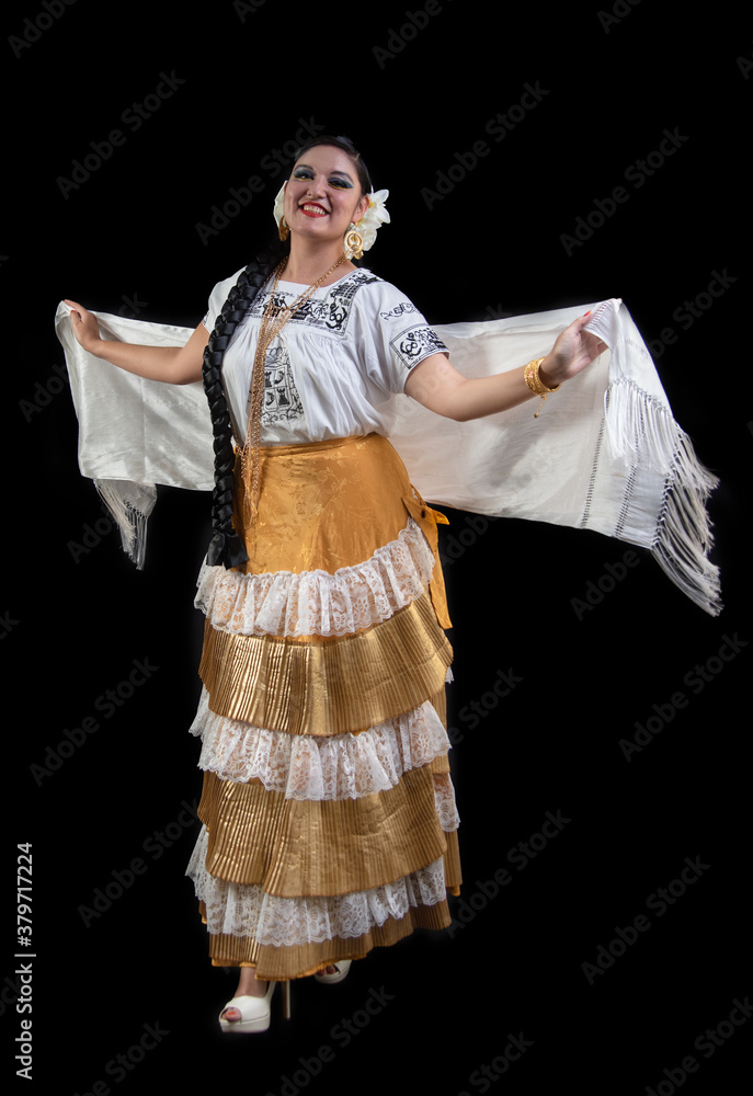 bailarina mujer de con traje folklorico de campeche, vestido dorado con blusa blanca bordada, cadenas de oro y rebozo blanco, traje tradicional del estado de Campeche mexico