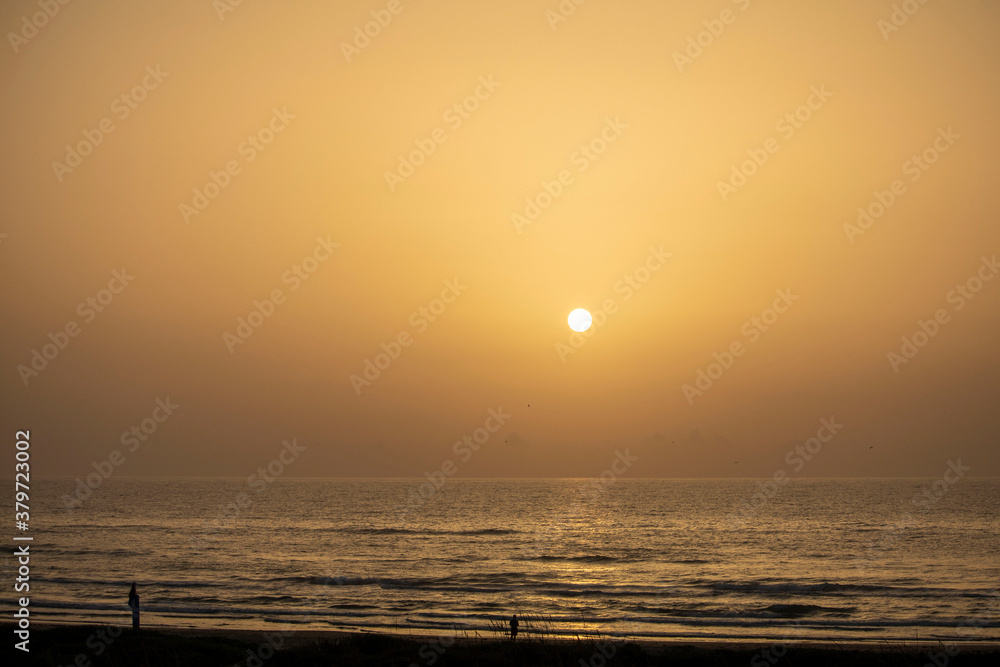 Amanecer de sol sobre el mar Amanecer de sol sobre el mar