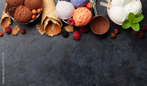 Berry, vanilla and chocolate ice cream scoopes