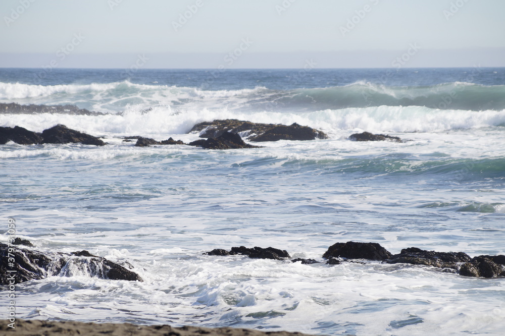 Fototapeta premium playa, mar, arena y personas en pichilemu chile
